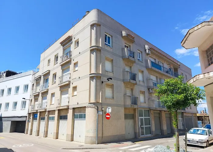 Apartment With Communal Pool